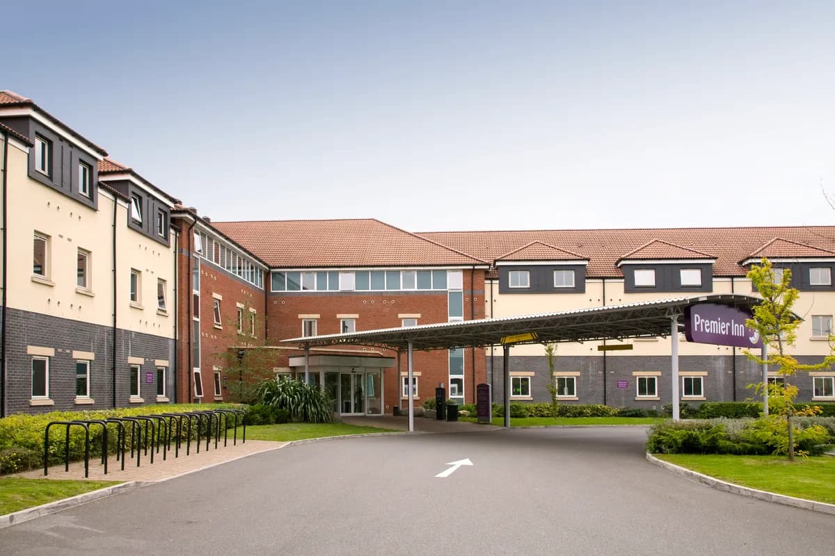 Premier Inn London Heathrow Airport (M4/J4) Reactive Corridor Replacement hero