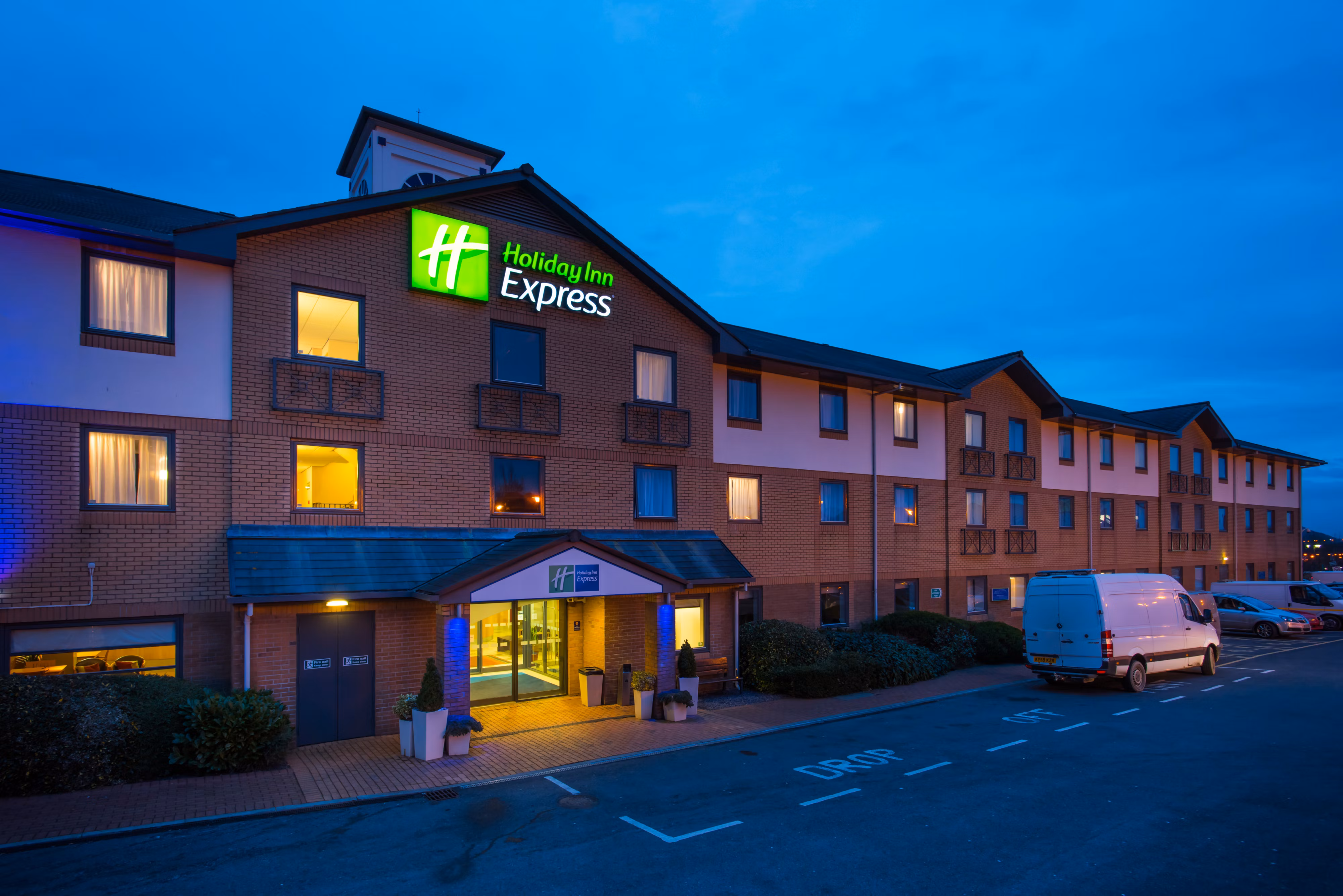 Holiday Inn Express Swansea East Breakfast Area gallery image 1